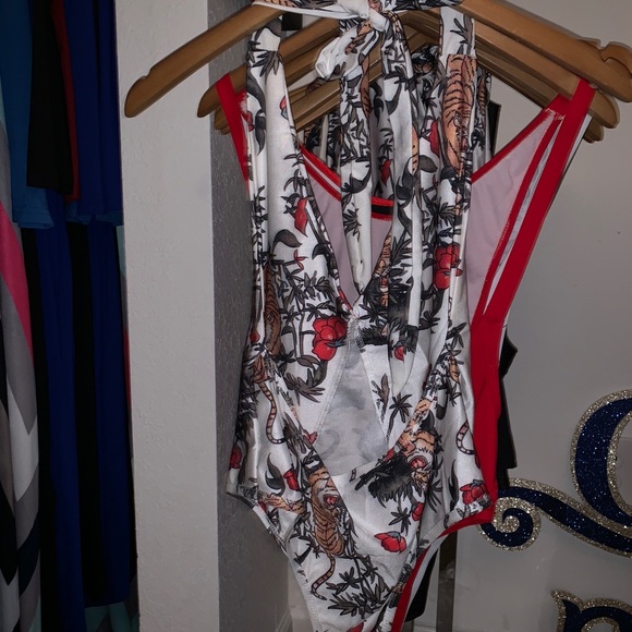 One piece - Picture 3 of 3